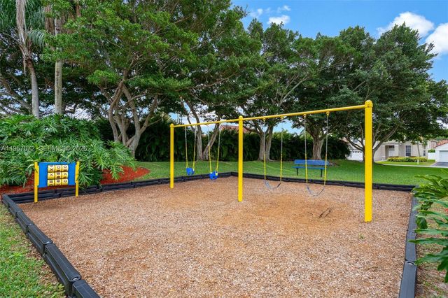 332 Bridgeton Rd, Weston, FL 33326