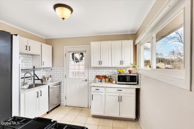 21 Jase Court, Albany, NY 12208