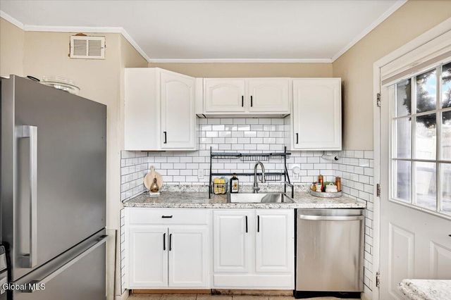 21 Jase Court, Albany, NY 12208