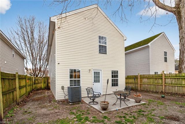 2113 Sparrow RD, Chesapeake, VA 23320