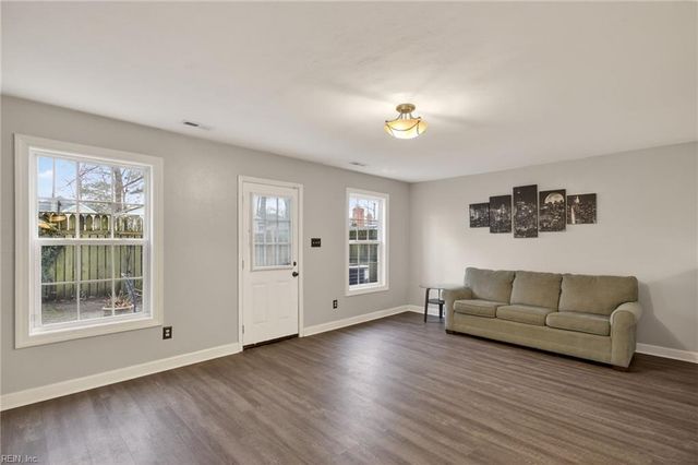 2113 Sparrow RD, Chesapeake, VA 23320