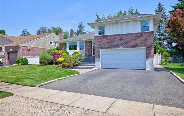 31 Irene Lane E, Plainview, NY 11803