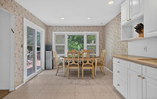 31 Irene Lane E, Plainview, NY 11803