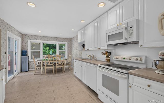 31 Irene Lane E, Plainview, NY 11803