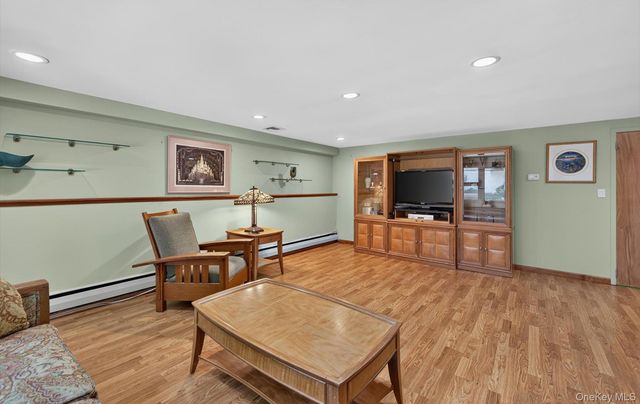 31 Irene Lane E, Plainview, NY 11803