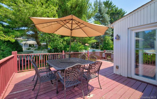 31 Irene Lane E, Plainview, NY 11803