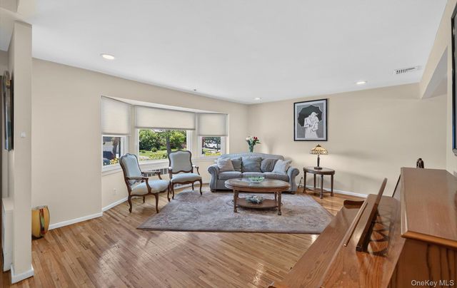 31 Irene Lane E, Plainview, NY 11803