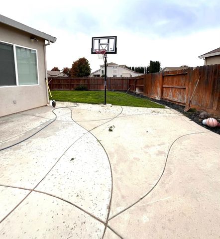 402 Alpen Rose Way, Galt, CA 95632