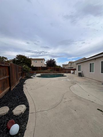 402 Alpen Rose Way, Galt, CA 95632