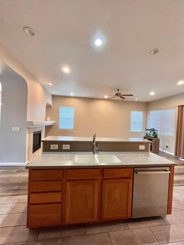 402 Alpen Rose Way, Galt, CA 95632