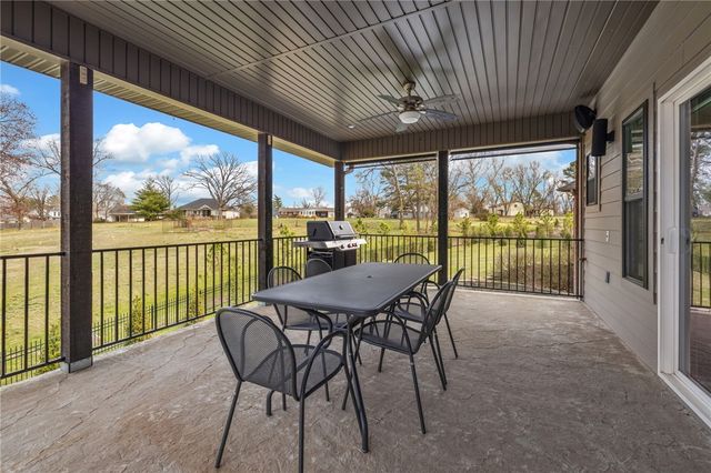 802 NW D Street, Bentonville, AR 72712