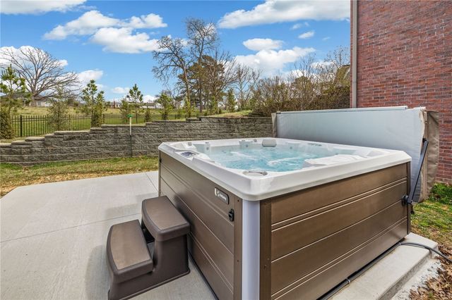 802 NW D Street, Bentonville, AR 72712