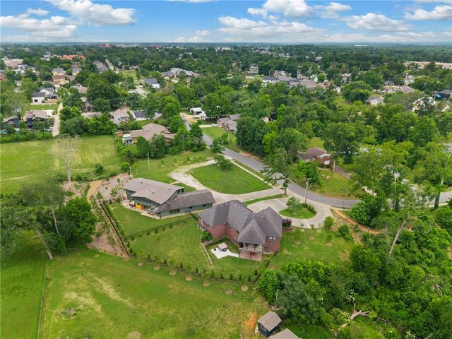 802 NW D Street, Bentonville, AR 72712