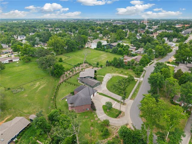 802 NW D Street, Bentonville, AR 72712