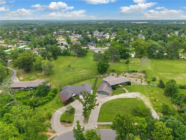 802 NW D Street, Bentonville, AR 72712
