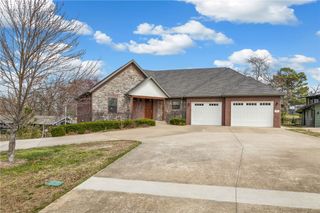 802 NW D Street, Bentonville, AR 72712