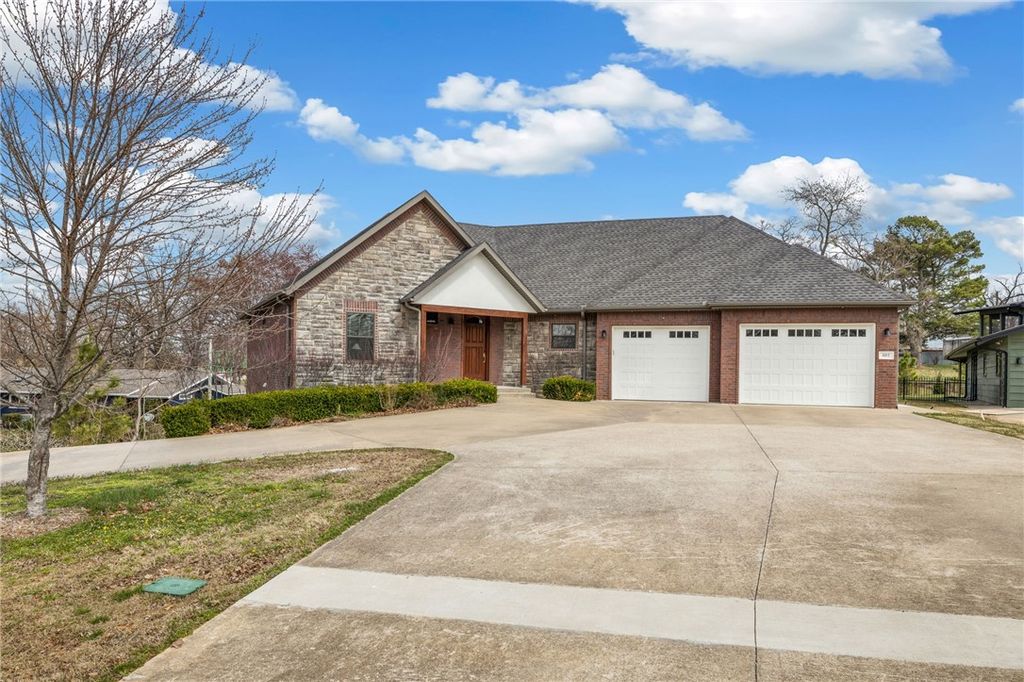 802 NW D Street, Bentonville, AR 72712