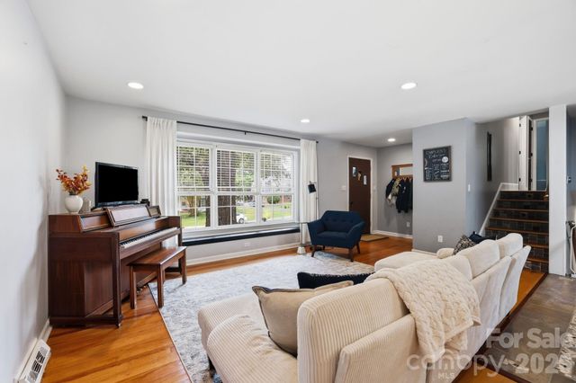 7419 Meadowdale Lane, Charlotte, NC 28212