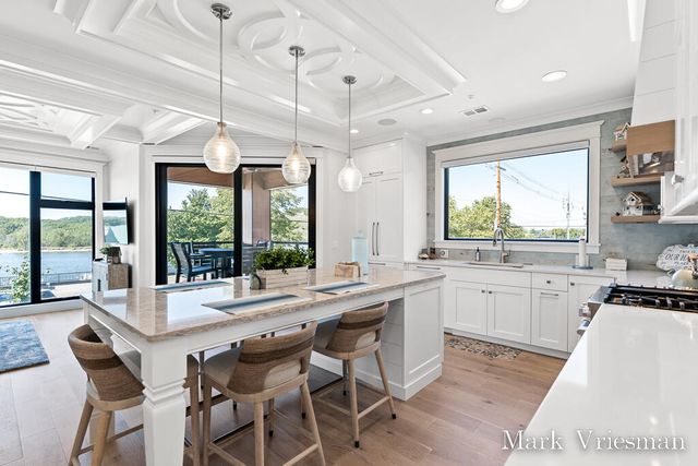 218 S Harbor 201, Grand Haven City, MI 49417