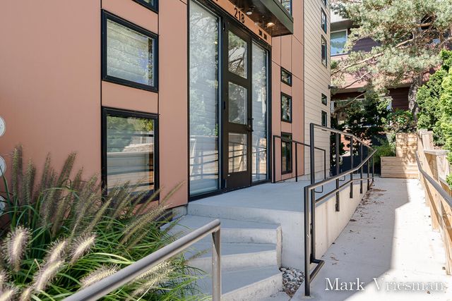 218 S Harbor 201, Grand Haven City, MI 49417