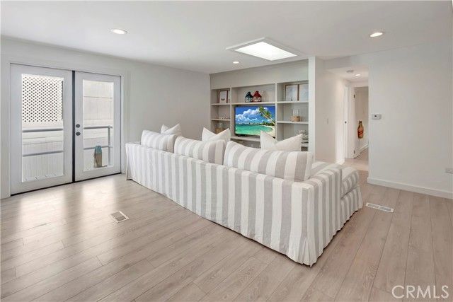 265 Mayflower, Newport Beach, CA 92660