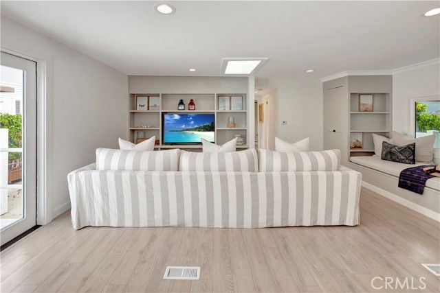 265 Mayflower, Newport Beach, CA 92660