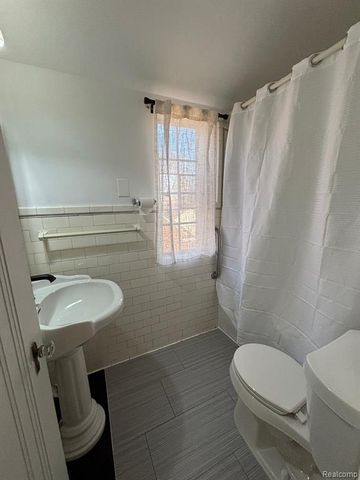 21440 Lathrup Street, Southfield, MI 48075