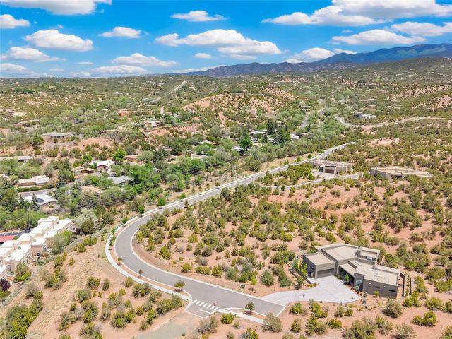 565 Calle Mirasol, Santa Fe, NM 87501