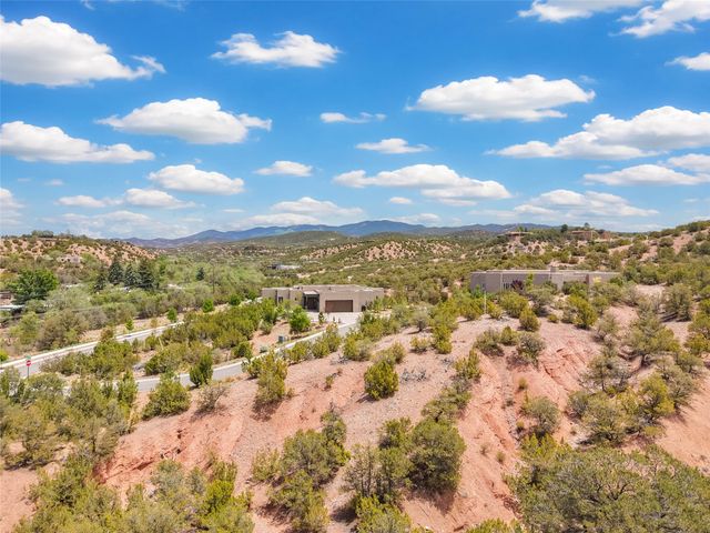 565 Calle Mirasol, Santa Fe, NM 87501