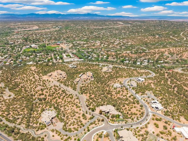 565 Calle Mirasol, Santa Fe, NM 87501