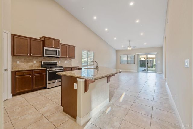 2006 W Hopkins Way, Hanford, CA 93230