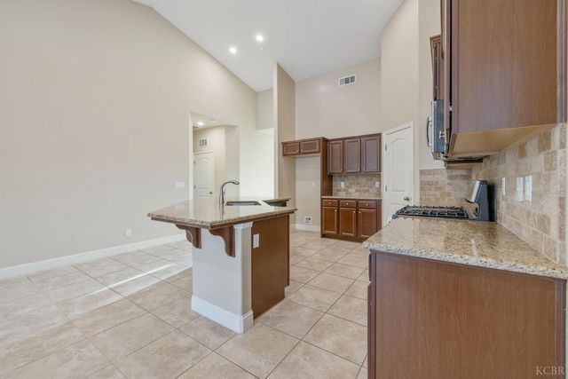2006 W Hopkins Way, Hanford, CA 93230