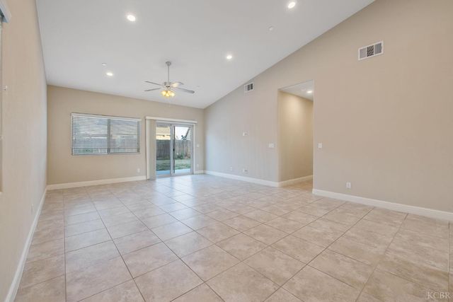 2006 W Hopkins Way, Hanford, CA 93230