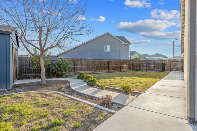 2006 W Hopkins Way, Hanford, CA 93230