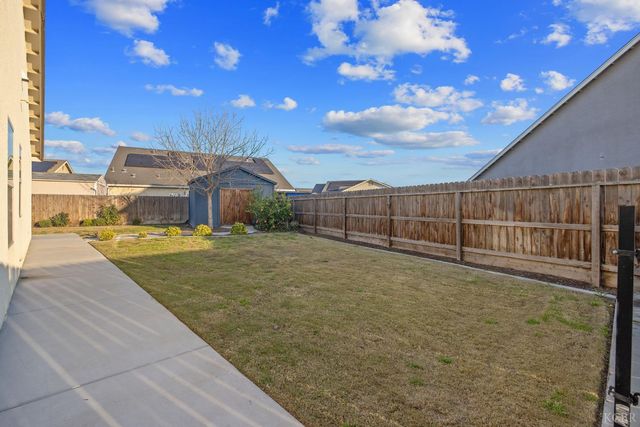 2006 W Hopkins Way, Hanford, CA 93230