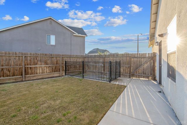 2006 W Hopkins Way, Hanford, CA 93230