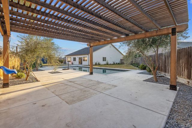 2006 W Hopkins Way, Hanford, CA 93230