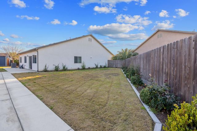 2006 W Hopkins Way, Hanford, CA 93230