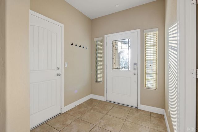 2006 W Hopkins Way, Hanford, CA 93230