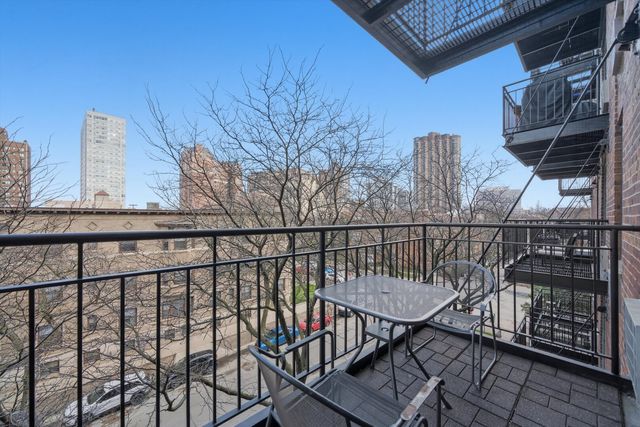 3900 N Pine Grove Avenue 511, Chicago, IL 60613