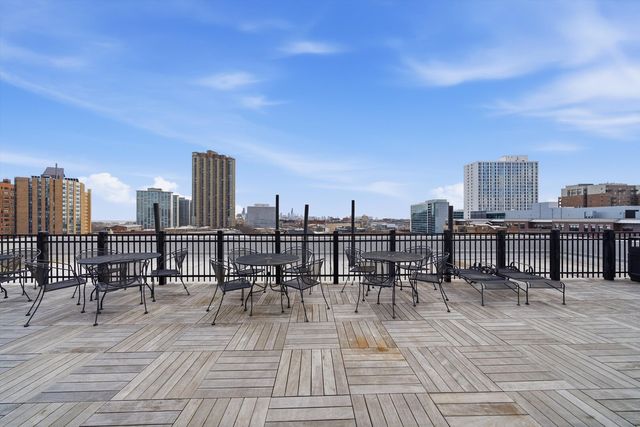 3900 N Pine Grove Avenue 511, Chicago, IL 60613