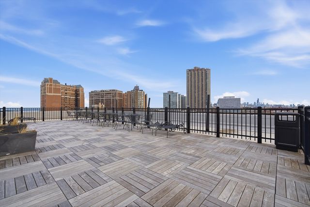 3900 N Pine Grove Avenue 511, Chicago, IL 60613