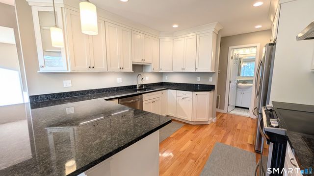 10 Ledgewood Drive 10, Brookfield, CT 06804