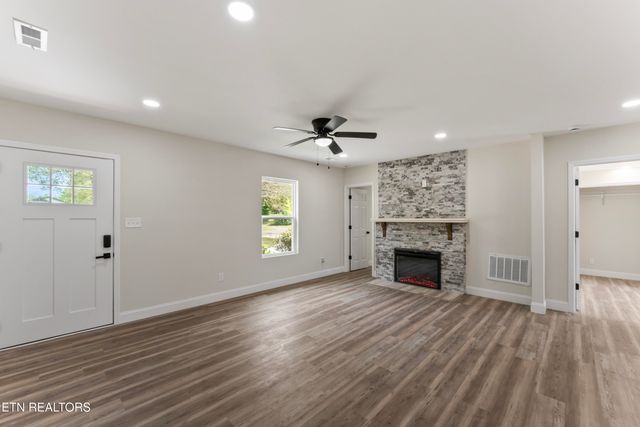 1521 Riverside Rd, Knoxville, TN 37914