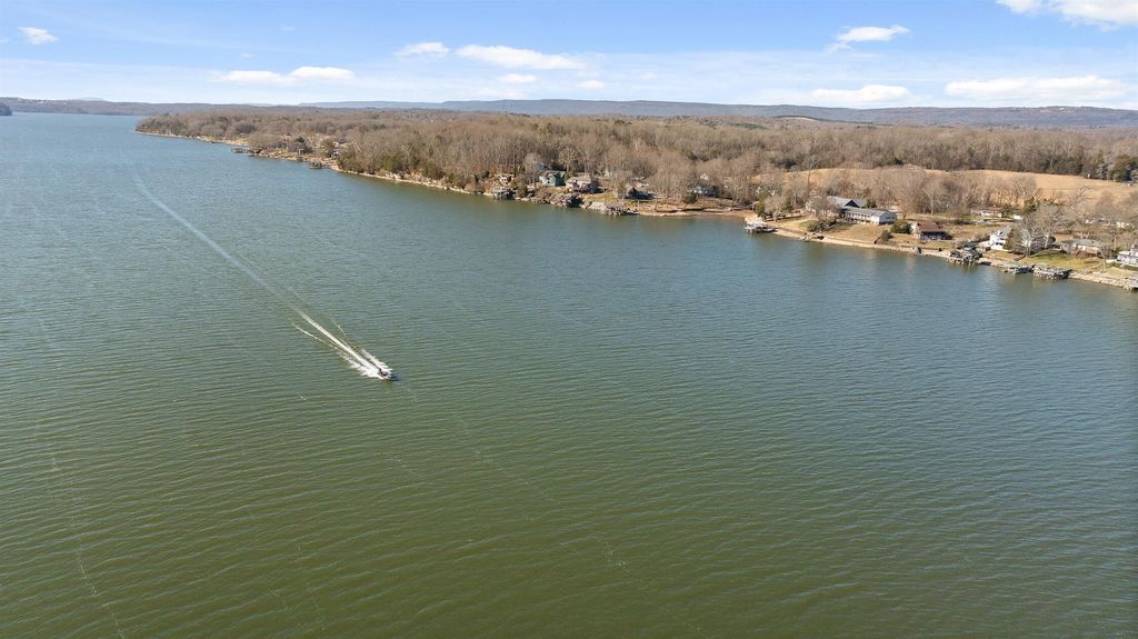 2296 N Shore Acres Road, Soddy Daisy, TN 37379