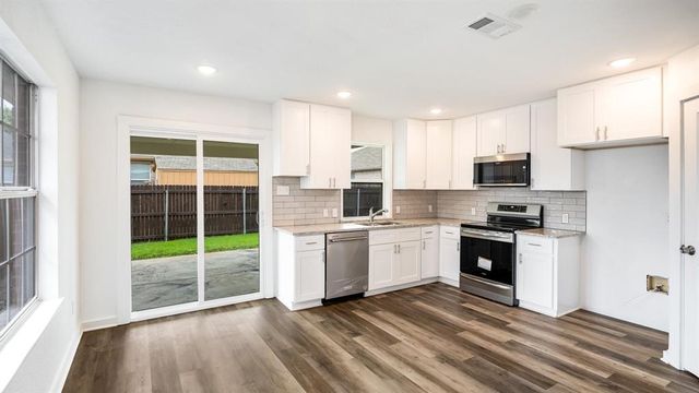 911 Hems Lane, Arlington, TX 76001