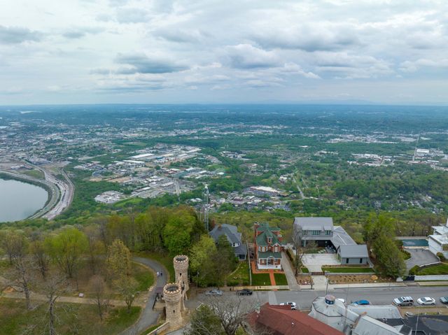 1117 E Brow Road, Lookout Mountain, TN 37350