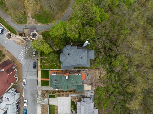 1117 E Brow Road, Lookout Mountain, TN 37350
