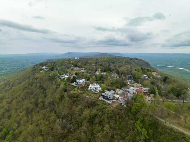 1117 E Brow Road, Lookout Mountain, TN 37350