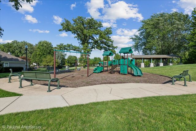 2401 Stonybrook Street, Wauconda, IL 60084